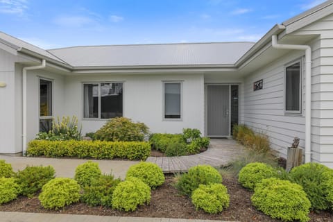 Property building, Facade/entrance, Garden