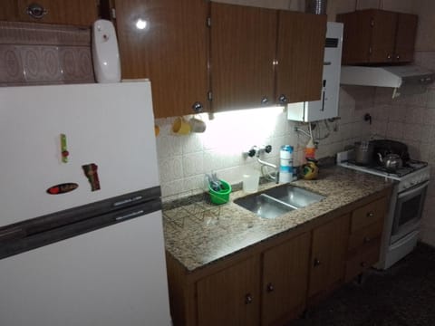 Pequeño Monoambiente C/Cochera Compartida, Cocina, Heladera, Aire. Apartment in San Nicolás de los Arroyos
