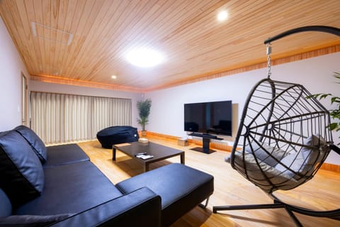 Communal lounge/ TV room, Karaoke, TV and multimedia, Living room, Seating area, Evening entertainment