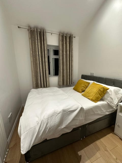 3rd Studio Flat With Private Toilet and Bathroom Setup For Family Enjoyment 134 Keedonwood Road Bromley Casa vacanze in Bromley
