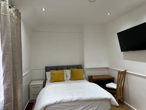 3rd Studio Flat With Private Toilet and Bathroom Setup For Family Enjoyment 134 Keedonwood Road Bromley Casa vacanze in Bromley