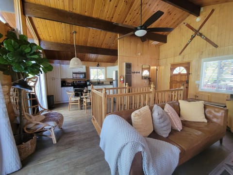 Cresta Lunar- Cozy and Modern 2 Bedroom Cabin House in Big Bear