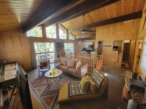 Cresta Lunar- Cozy and Modern 2 Bedroom Cabin House in Big Bear