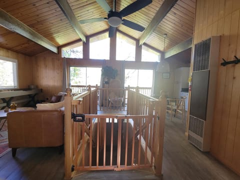 Cresta Lunar- Cozy and Modern 2 Bedroom Cabin House in Big Bear