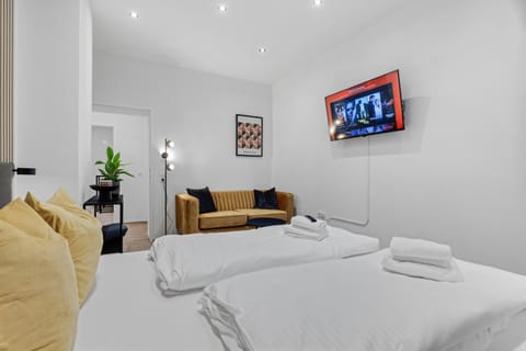 Bed, TV and multimedia, Living room, Photo of the whole room, Seating area, Bedroom, towels