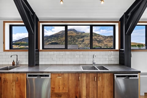 NEW! Unique mountain view retreat- 12 guests Casa in Queenstown