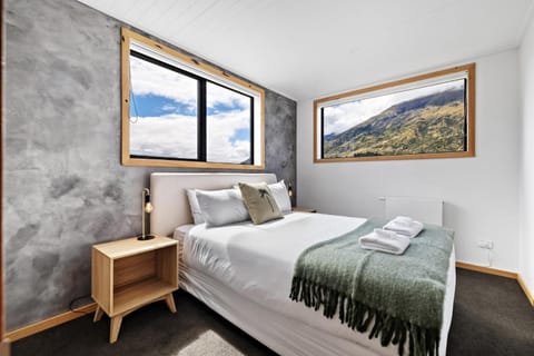 NEW! Unique mountain view retreat- 12 guests Casa in Queenstown