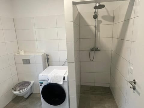 Shower, Toilet, Bathroom, towels, washing machine