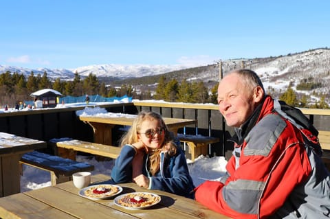 Patio, Day, People, Natural landscape, Winter, View (from property/room), Food and drinks, Dining area, Guests, Mountain view, Area and facilities, children, group of guests, Family