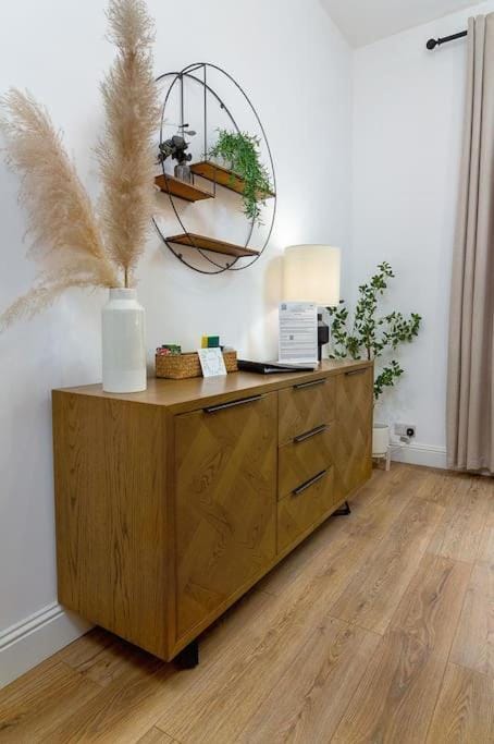 The Stylish 3-Bedroom Maisonette Retreat Condo in Stirling