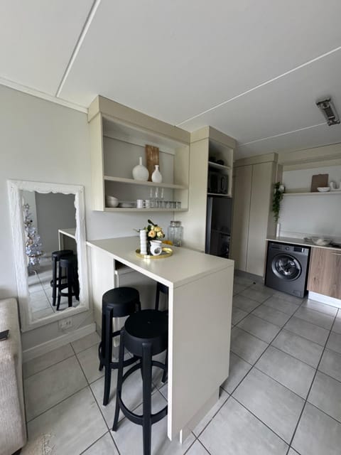 Kitchen or kitchenette, Seating area