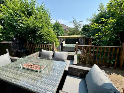 Patio, Garden, Hot Tub, Balcony/Terrace, Seating area, Garden view, Location, Quiet street view