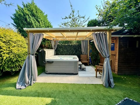 Garden, Hot Tub, Garden view