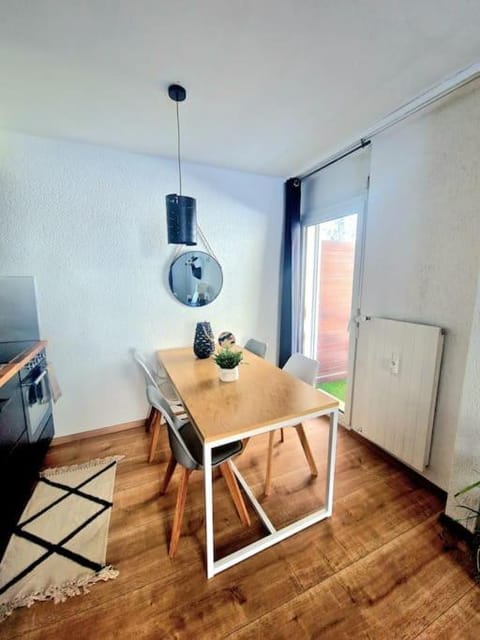 Kitchen or kitchenette, Dining area, minibar