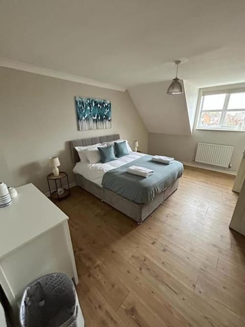 Modern & Comfortable with Free Parking Apartment in Bedford