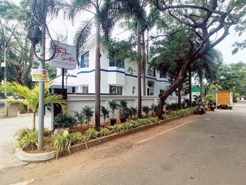 Property building, Facade/entrance, Day, Garden, Street view