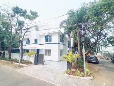 Property building, Facade/entrance, Day