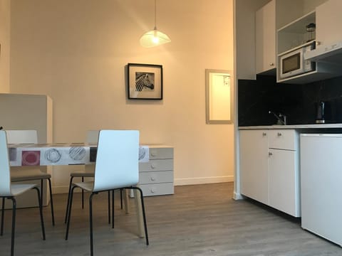 Kitchen or kitchenette, Dining area, minibar