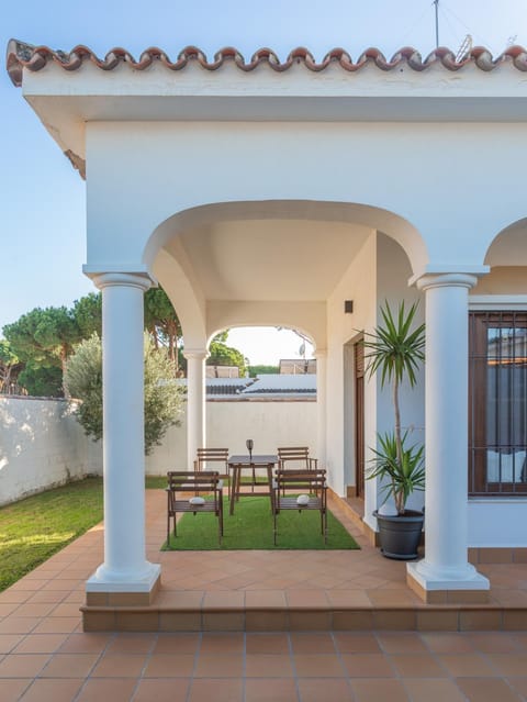 VILLA DE LUJO CLIMATIZADA. PISCINA Y JARDIN PRIVADO Villa in Chiclana de la Frontera