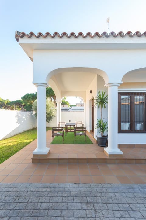 VILLA DE LUJO CLIMATIZADA. PISCINA Y JARDIN PRIVADO Villa in Chiclana de la Frontera