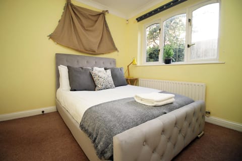 Chartwell Grove (Spacious 7 BR with FREE parking) Bed and Breakfast in Nottingham