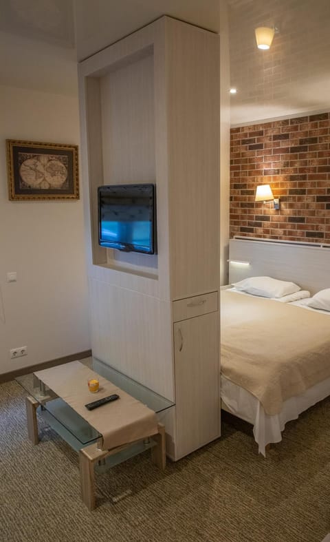 Bed, TV and multimedia, Living room, Seating area, Bedroom