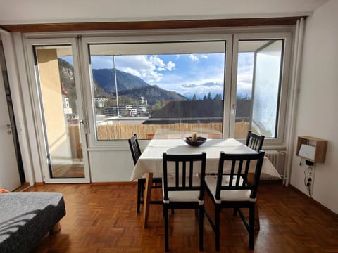 View (from property/room), Living room, Seating area, Dining area, Mountain view