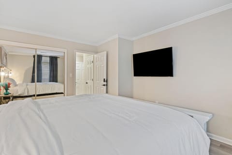 RM2 - 1bdr 1bath Cozy ensuite shared Condo Vacation rental in Buckhead