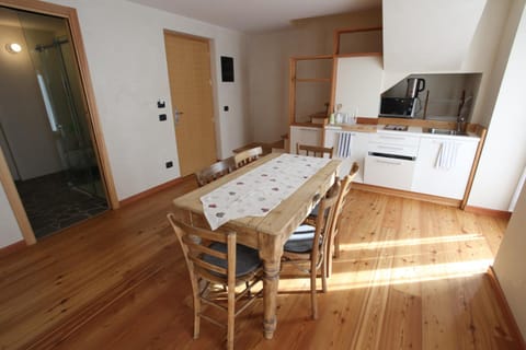 Kitchen or kitchenette, Photo of the whole room, Dining area