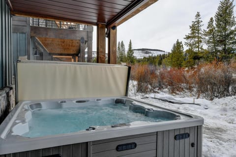New Luxury Villa 85 / Hot Tub / Rooftop Lounge / Views / Best Price- $500 FREE Activities Daily Haus in Fraser