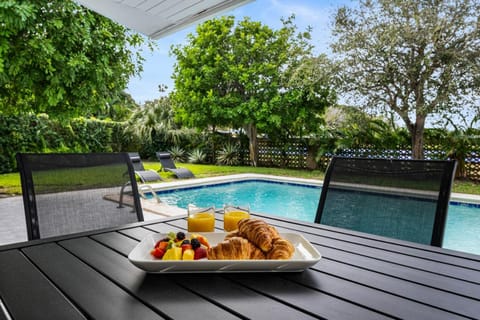 Coconut Road Beach Cottage Heated Pool Maison in North Palm Beach