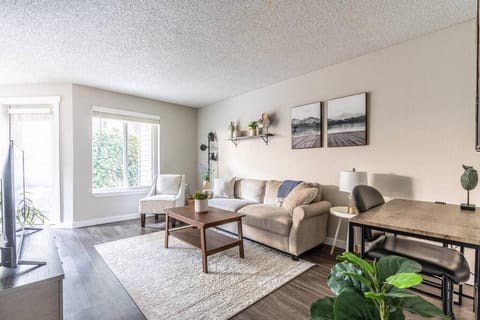 One bedroom cozy apartment close to airport- Gym, Wifi, Queen bed Copropriété in SeaTac