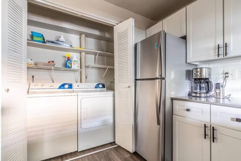One bedroom cozy apartment close to airport- Gym, Wifi, Queen bed Condominio in SeaTac