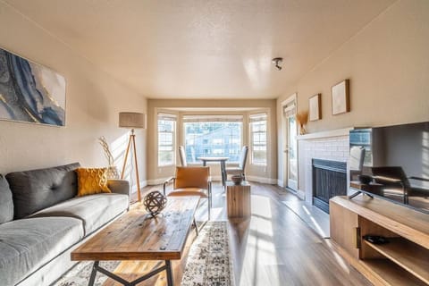 Modern and spacious Apartment- Gym, Wifi, Free Parking Condominio in Seattle