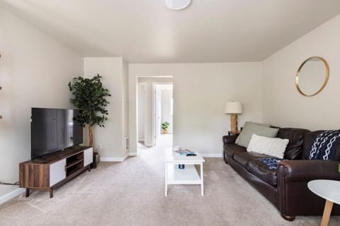 Spacious Kenmore Apartment- King Bed, Queen Bed, Fast Wifi Apartment in Kenmore