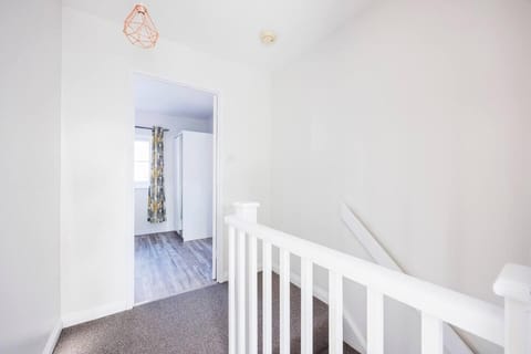 Remarkable 2- Bed House in Barking Essex Casa in Barking