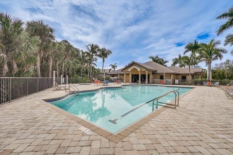 Modern Cape Coral Condo with Screened Lanai! Copropriété in North Fort Myers