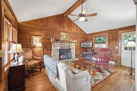 Log cabin on peaceful river House in Watauga