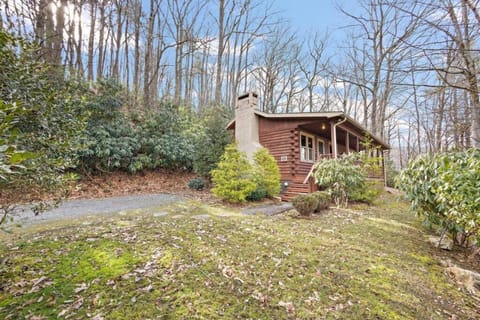 Log cabin on peaceful river House in Watauga