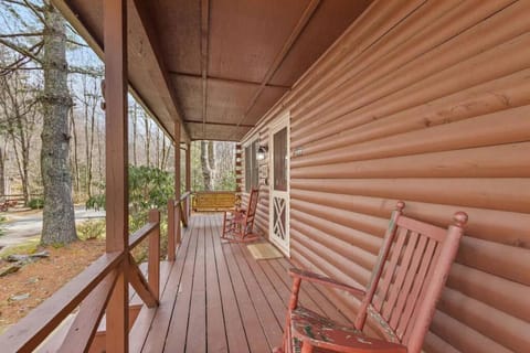 Classic Log Cabin with Fireplace on Quiet River House in Watauga