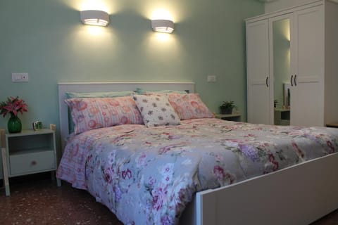 Photo of the whole room, Bedroom, wardrobe