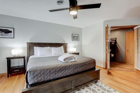 Family Dreams - Lakefront, 2-bedroom, multi-level condo, Winter Vacation Maison in Lake Delton