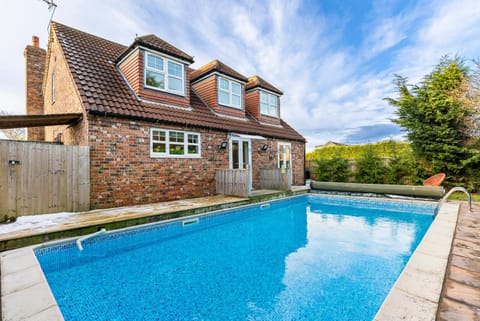The Most Exclusive Villa - Heated Pool - Parking - Hot-Tub Chalet in Flamborough