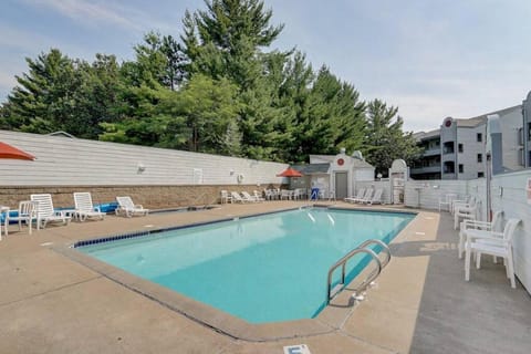 WFC III Adults or Families Lakefront View House in Lake Delton