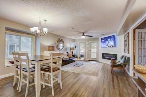 Home Sweet Getaway for Families and Adults Condominio in Lake Delton