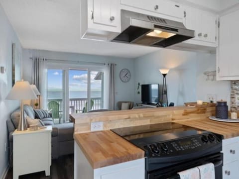 SEASIDE SUNRISE-Oceanfront Beach Chic Condo! villa Villa in Carolina Beach