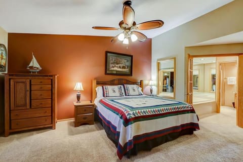Brown Family Condo for Families Golf Trips and Girls Getaways Maison in Lake Delton