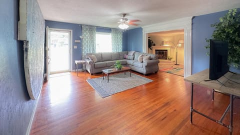 Peaceful Bungalow Near Capitol, Campus & Hospitals House in Tallahassee