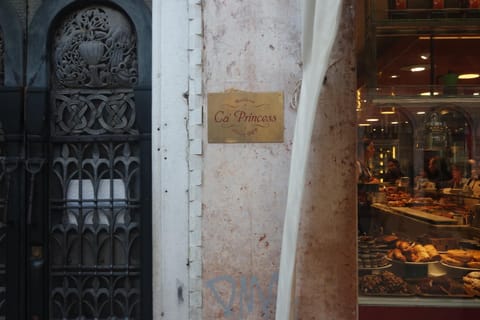 Facade/entrance, On-site shops