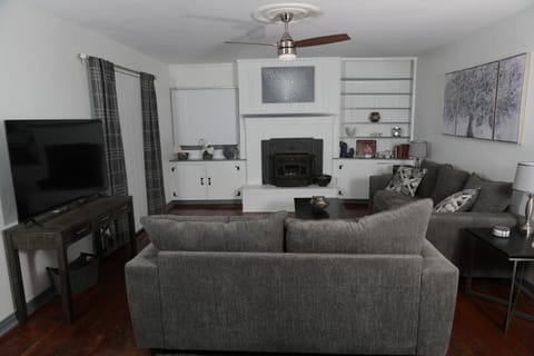 Mid-Century Comfy-Chic Chateau 3/2 Pet Friendly Casa in Tallahassee